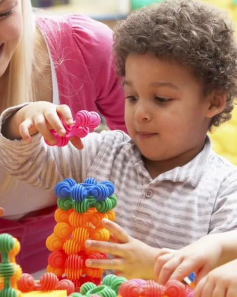 Maestra y niño jugando