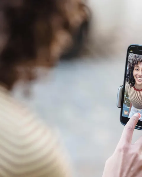 Una mujer se graba con su móvil para redes sociales.