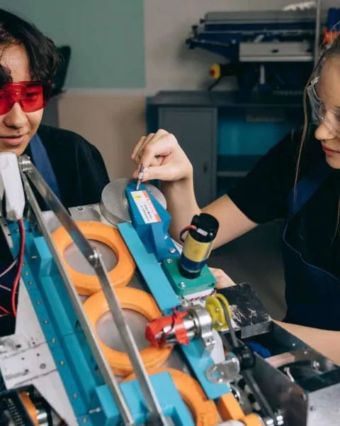 Un chico y una chica trabajando con gafas de protección para un proyecto de Inteligencia Artificial y Big Data