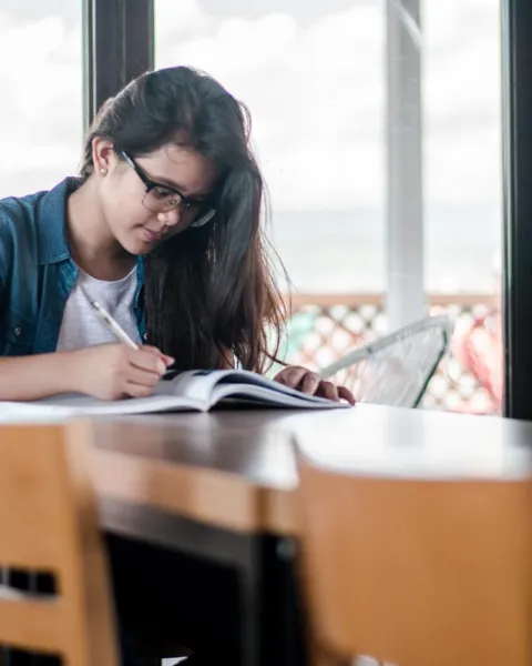 Estudiante de un curso de Especialización en iiFP