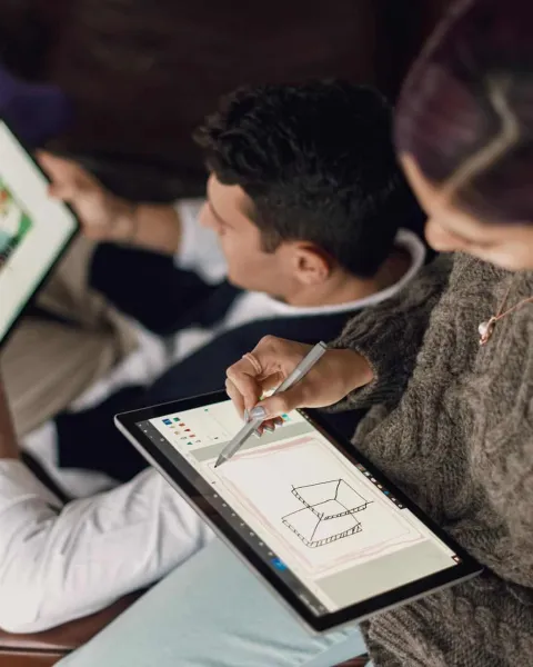 Trabajadores utilizando la tablet para realizar proyectos