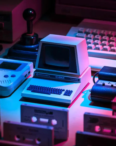 Consolas y videojuegos en una mesa de trabajo