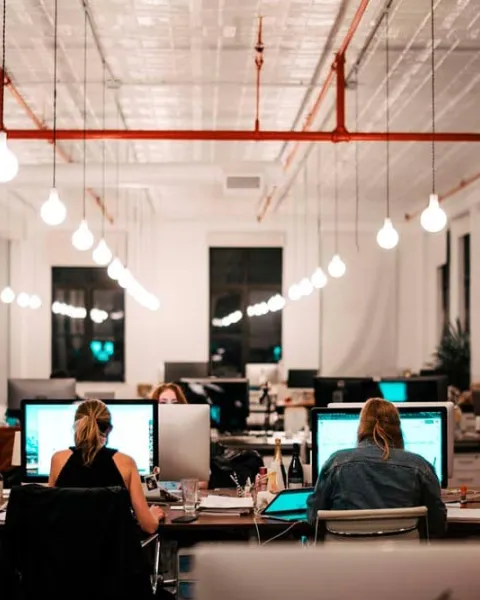 Empleados trabajan con sus ordenadores en la oficina