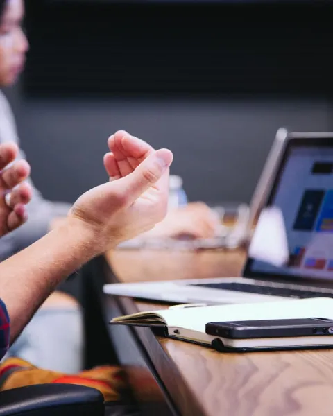 Consultores de marketing digital trabajan en su publicidad.