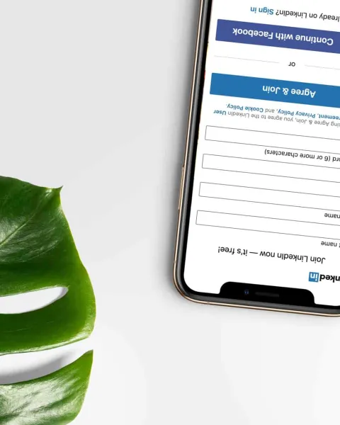 Imagen de un móvil con la aplicación de LinkedIn abierta