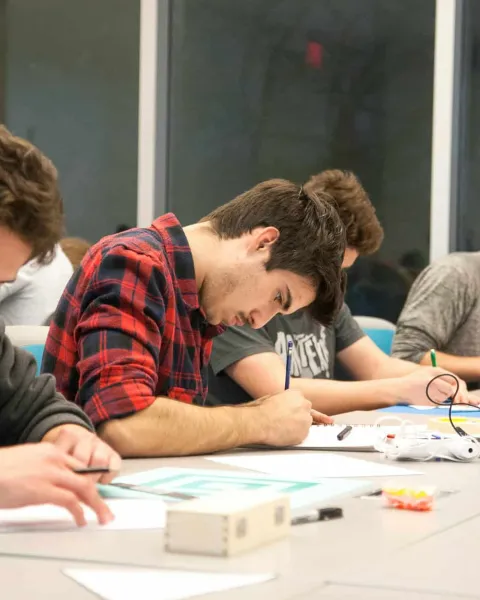 Estudiantes se examinan para obtener buenas notas y acceder a un ciclo de formación profesional.
