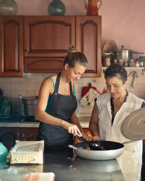 Dietista preparando la comida