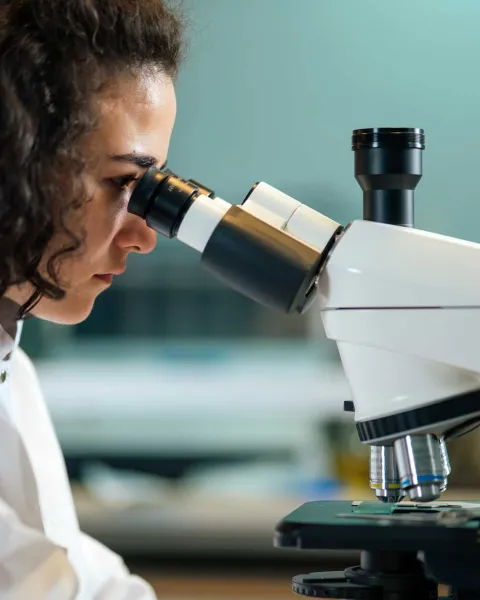 Auxiliar de laboratorio analizando unos análisis de sangre