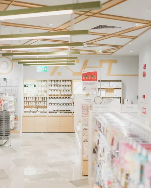 Farmacia llena de productos