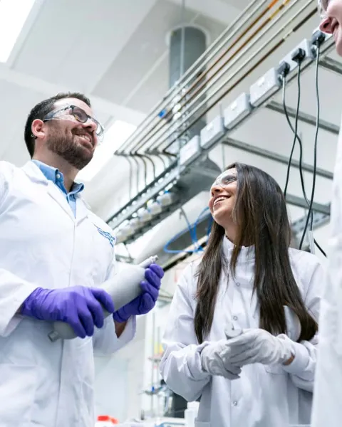 Técnicos Superiores de Laboratorio Clínico trabajando en un laboratorio