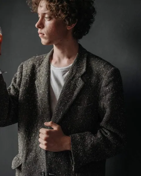 Publicidad de la Enología. Un hombre con una copa de vino.