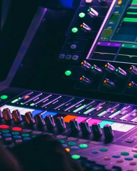 Hombre trabajando en una mesa de sonido