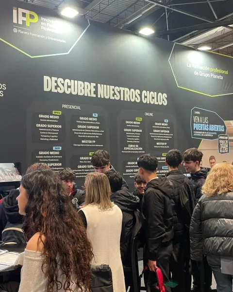 un grupo de chicos están en un stand de IFP