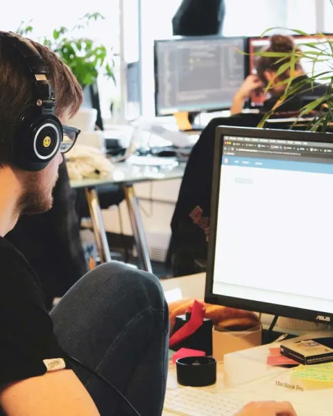 Hombre trabajando en tecnología con un ordenador