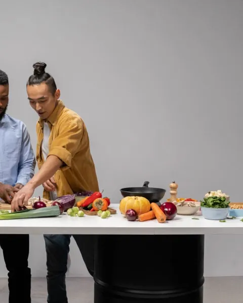 Dos hombres en una cocina con alimentos saludables