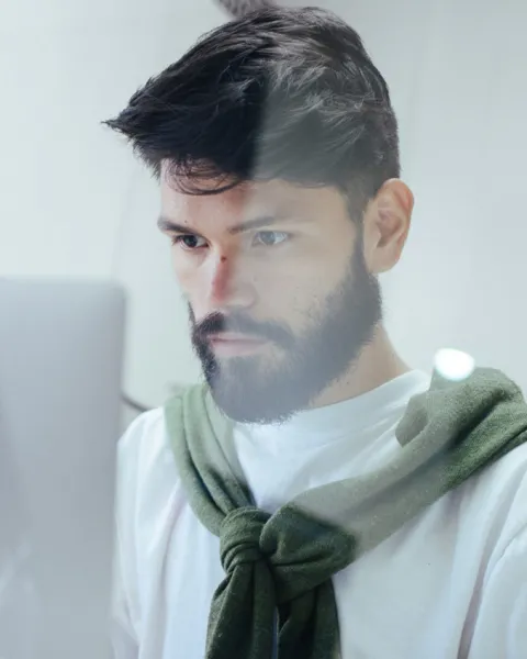chico con ordenador