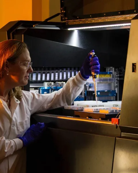 Investigadora trabajando en un laboratorio