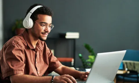 Alumno de Planeta FP con auriculares
