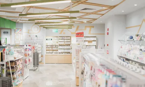 Farmacia llena de productos