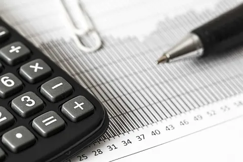 Calculadora y bolígrafo de estudiante de Administración y Finanzas